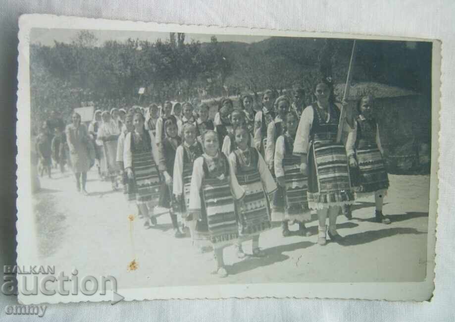 Fotografie veche cu fete, femei în costume populare