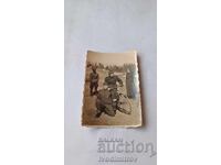 Снимка Офицер и войници с ретро велосипед