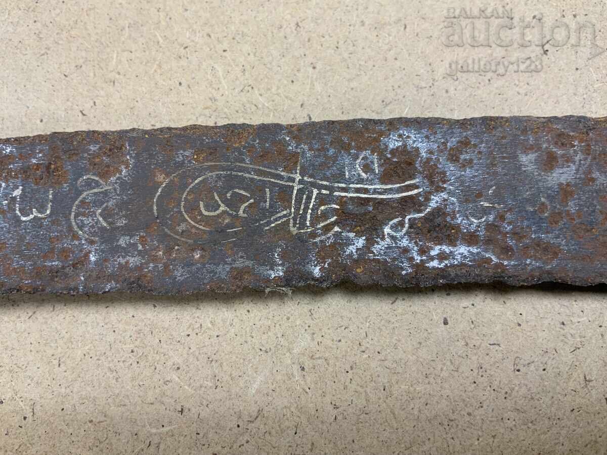 Iată traducerea:

Iatagan renascentist, lamă cu incrustații, tughra cu preț € 105.00 | 205.36 BGN