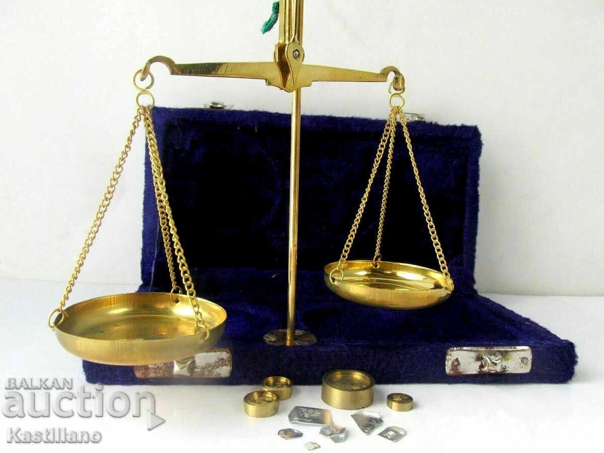 Παλιά ζυγαριά χρυσοχοείου, φαρμακείου, κοσμημάτων σε κουτί