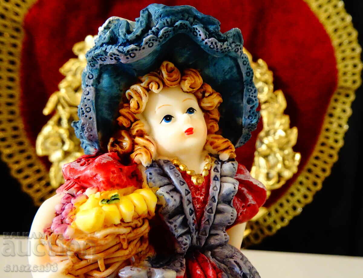 Statuetă de porțelan Doamnă cu coșuleț cu preț € 14.90 | 29.14 BGN