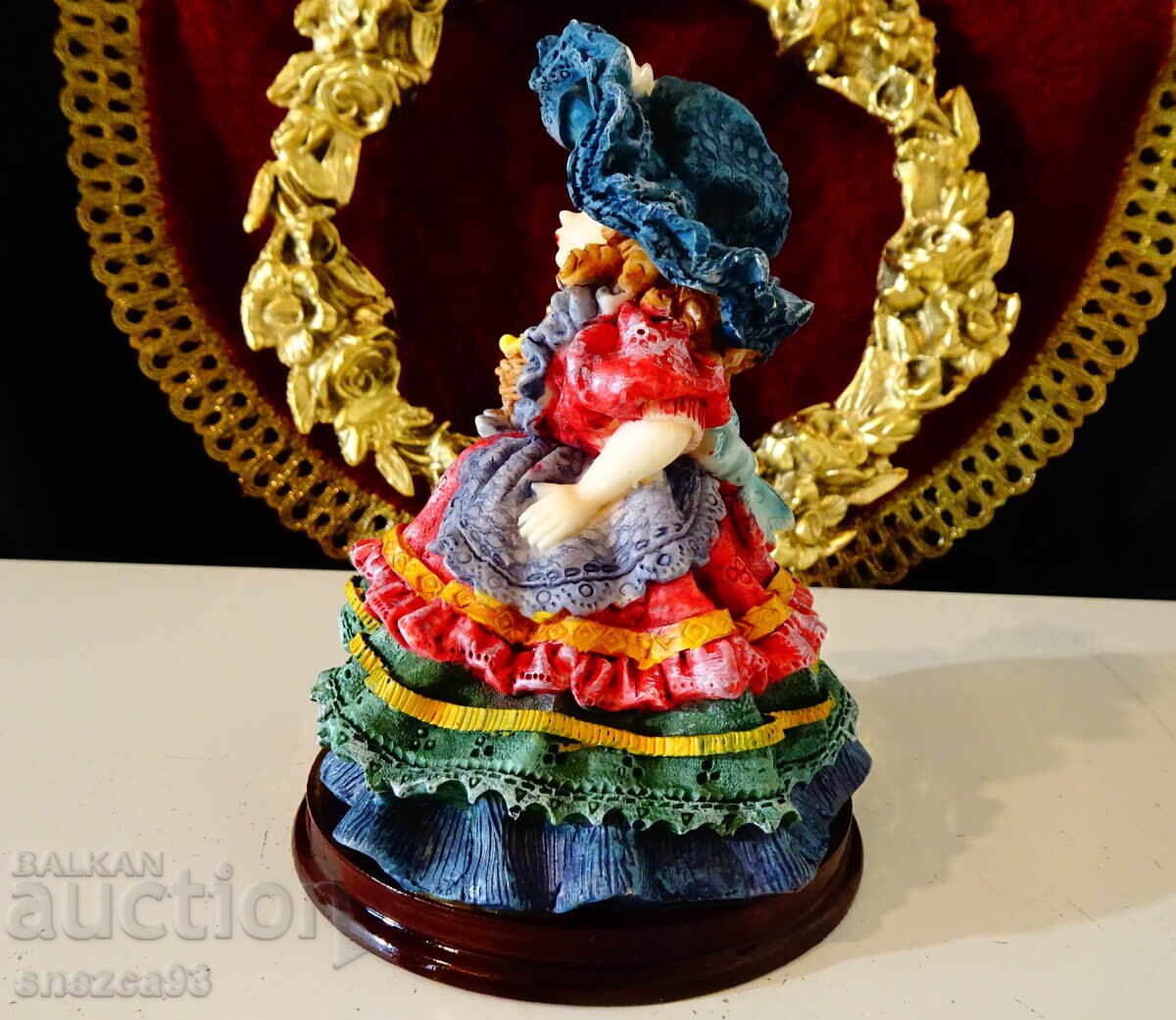 Statuetă de porțelan Doamnă cu coșuleț - 6