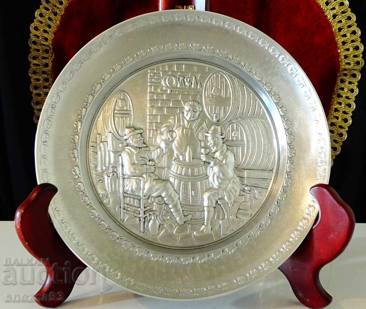 Farfurie de staniu pictură „În pivniță” de Eduard von Grützner