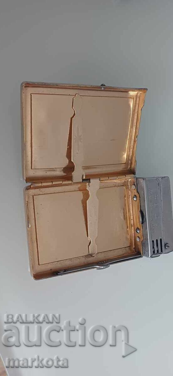 Tabacheră veche cu brichetă cu preț € 20.00 | 39.12 BGN