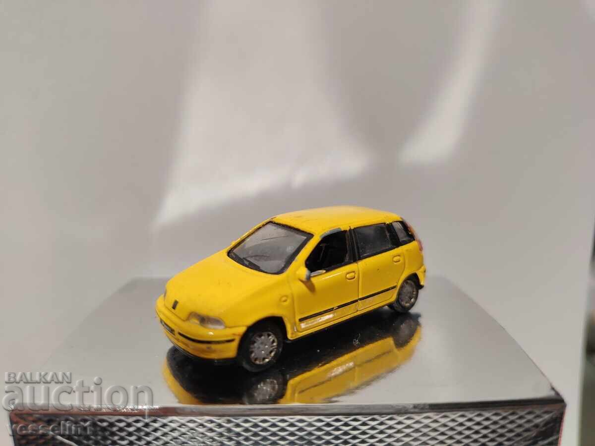 Licitație Jucărie veche 1:72 Fiat punto MAȘINUȚĂ