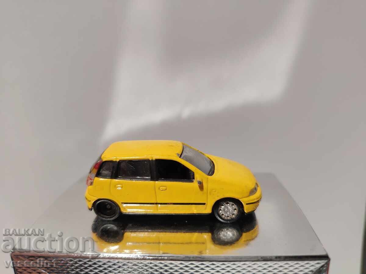 Jucărie veche 1:72 Fiat punto MAȘINUȚĂ