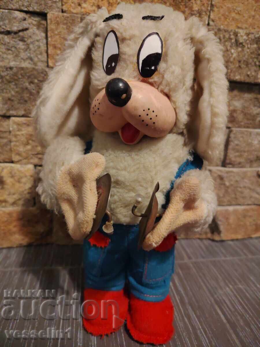 Παλιά κούκλα παιχνίδι με κουρδιστό σκυλάκι με πιατίνια