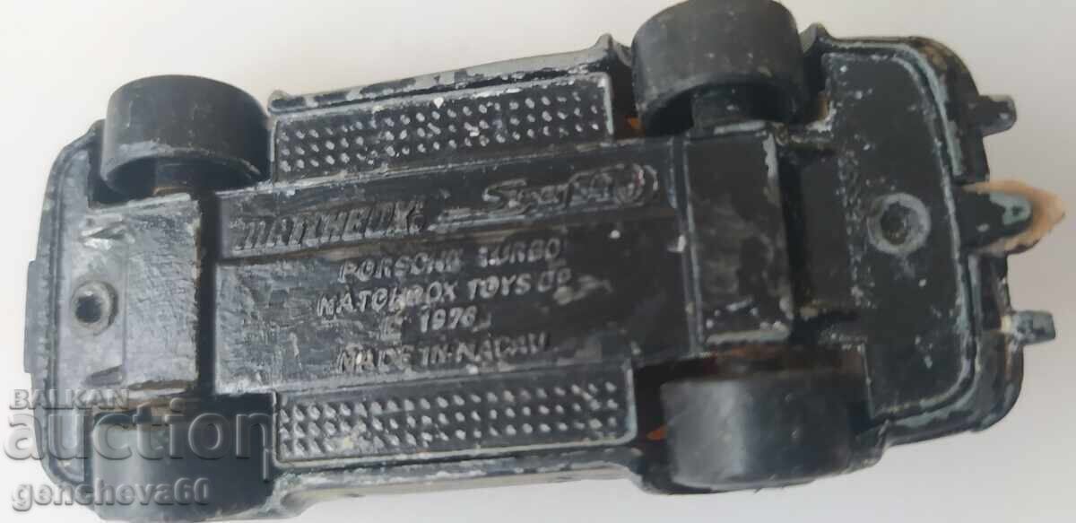 Old metal MATCHBOX cars and airplane with price 21.00 €