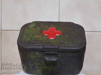 Cutie metalică veche de la motocicletă militară, motor, trusă medicală