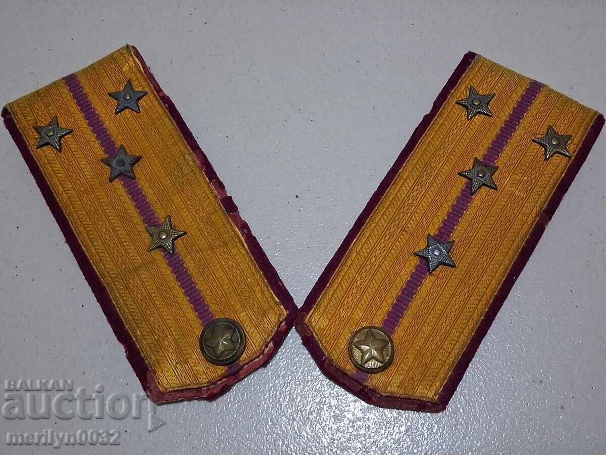 Κατώτεροι αξιωματικοί επωμίδες λοχαγού από τον ΒΝΑ 40-50 ετών στολή με τιμή € 42.55 | 83.22 BGN