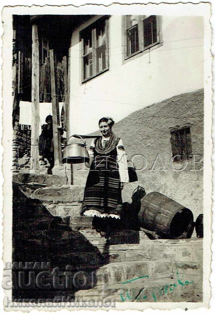 1939 FOTOGRAFIE VECHE MICĂ V. TÂRNOVO TÂNĂRĂ CU COSTUM POPULAR ZH087