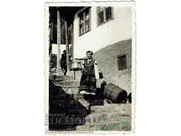 1939 МАЛКА СТАРА СНИМКА В. ТЪРНОВО МЛАДА ЖЕНА С НОСИЯ Ж087