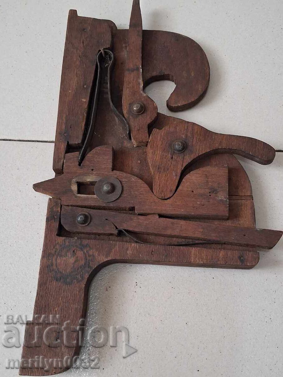 Макет механизъм на картечница пушка от дърво за обучение с цена € 135.28 | 264.58 лв.