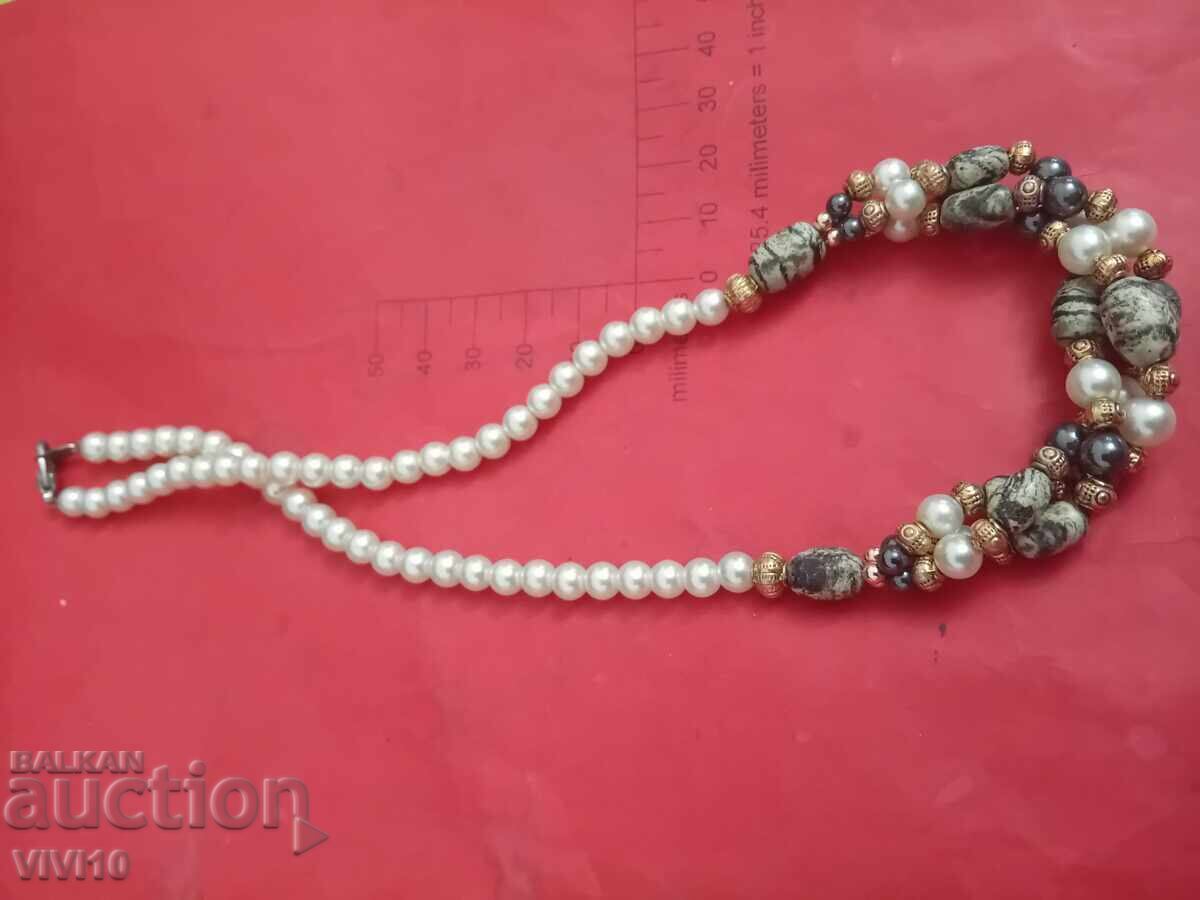 Colier vechi cu perle cu preț € 15.00 | 29.34 BGN Colier vechi cu perle cu preț € 15.00 | 29.34 BGN