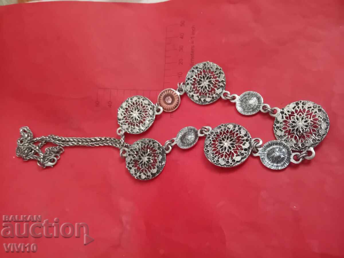 Colier vechi cu email cu preț € 20.00 | 39.12 BGN