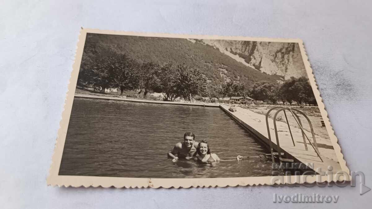 Fotografie Tineri și fată într-o piscină