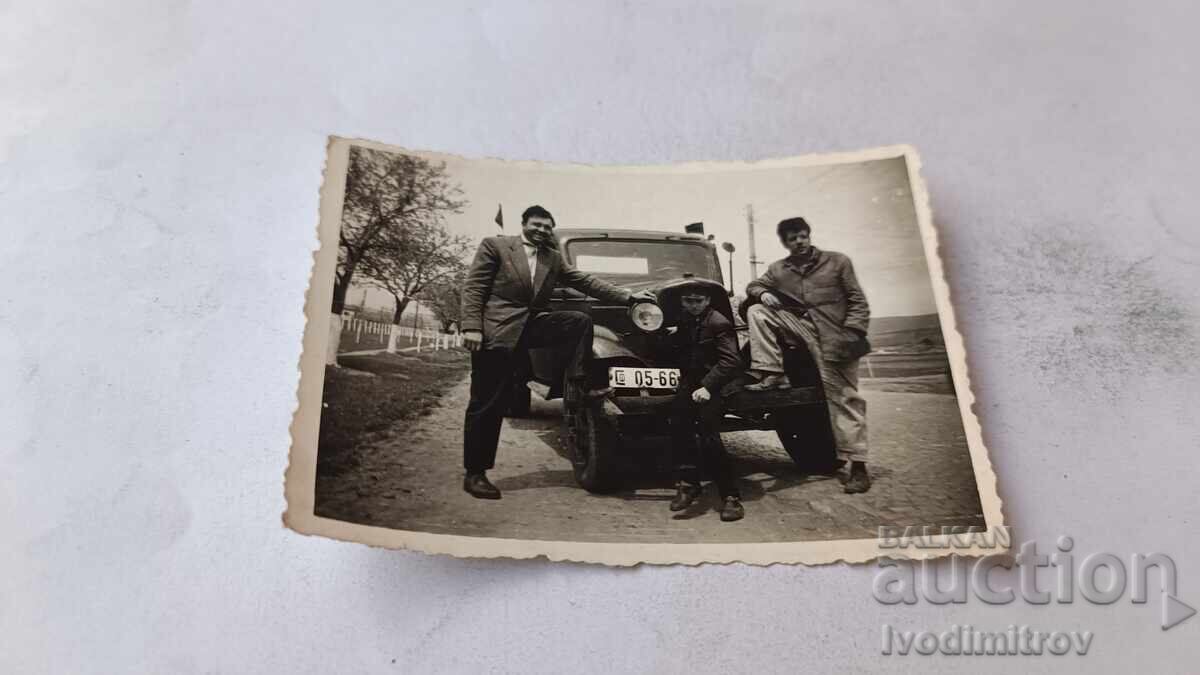 С-ка София Двама мъже и момче с ретро автомобил с № Сф 05-66