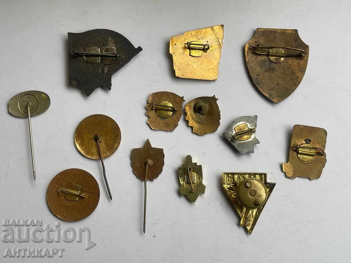 Licitație 13 bucăți insigne și însemne comuniste bulgare Licitație 13 bucăți insigne și însemne comuniste bulgare