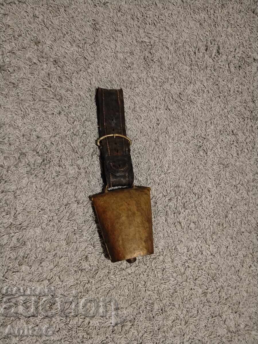 Licitație Clopot autentic artizanal (clopot) cu curea din piele Licitație Clopot autentic artizanal (clopot) cu curea din piele