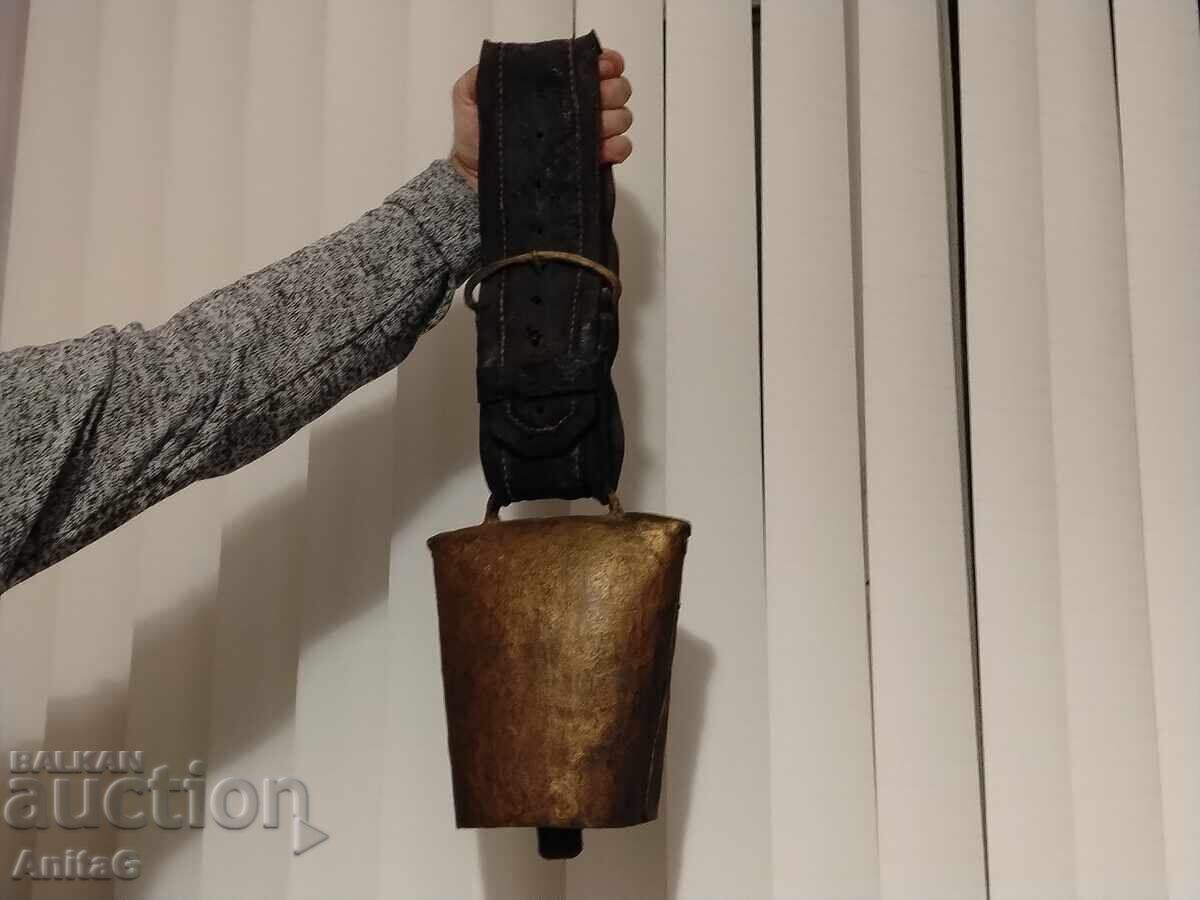 Clopot autentic artizanal (clopot) cu curea din piele Clopot autentic artizanal (clopot) cu curea din piele