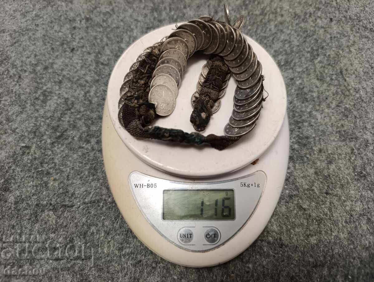 Licitație Bărbie din argint cu monede, bijuterie sclipitoare, costum popular, Secolul al XIX-lea Licitație Bărbie din argint cu monede, bijuterie sclipitoare, costum popular, Secolul al XIX-lea