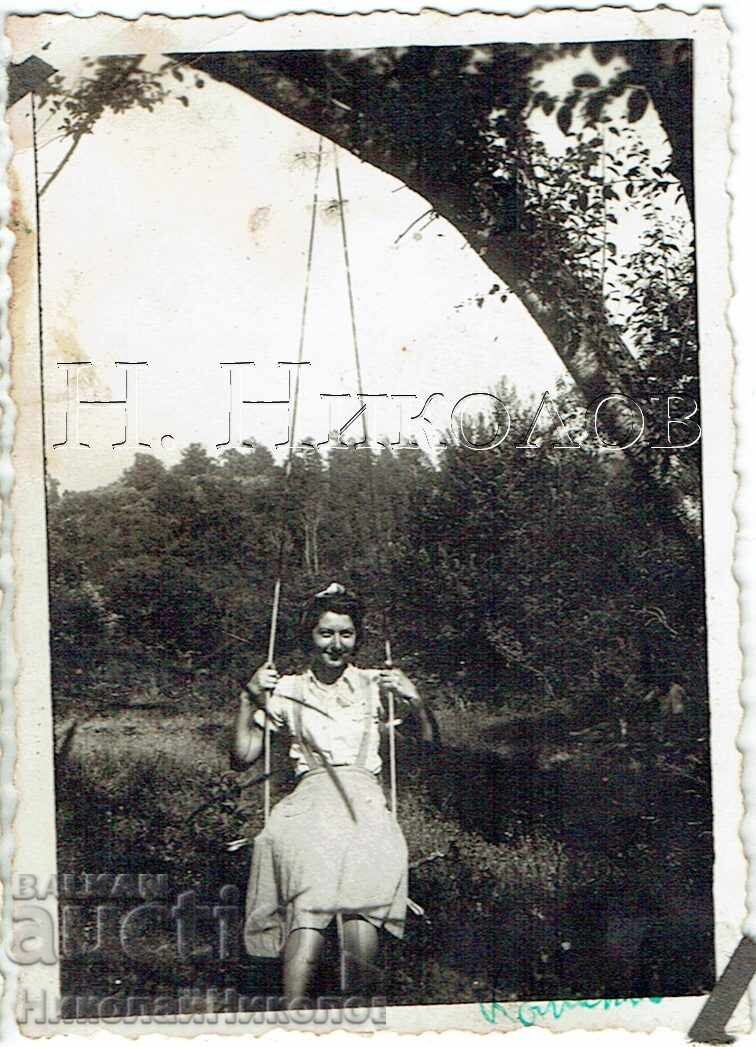 1940 FOTOGRAFIE MICĂ VECHE TURISTĂ ÎN SATUL CĂPINOVO ZH176