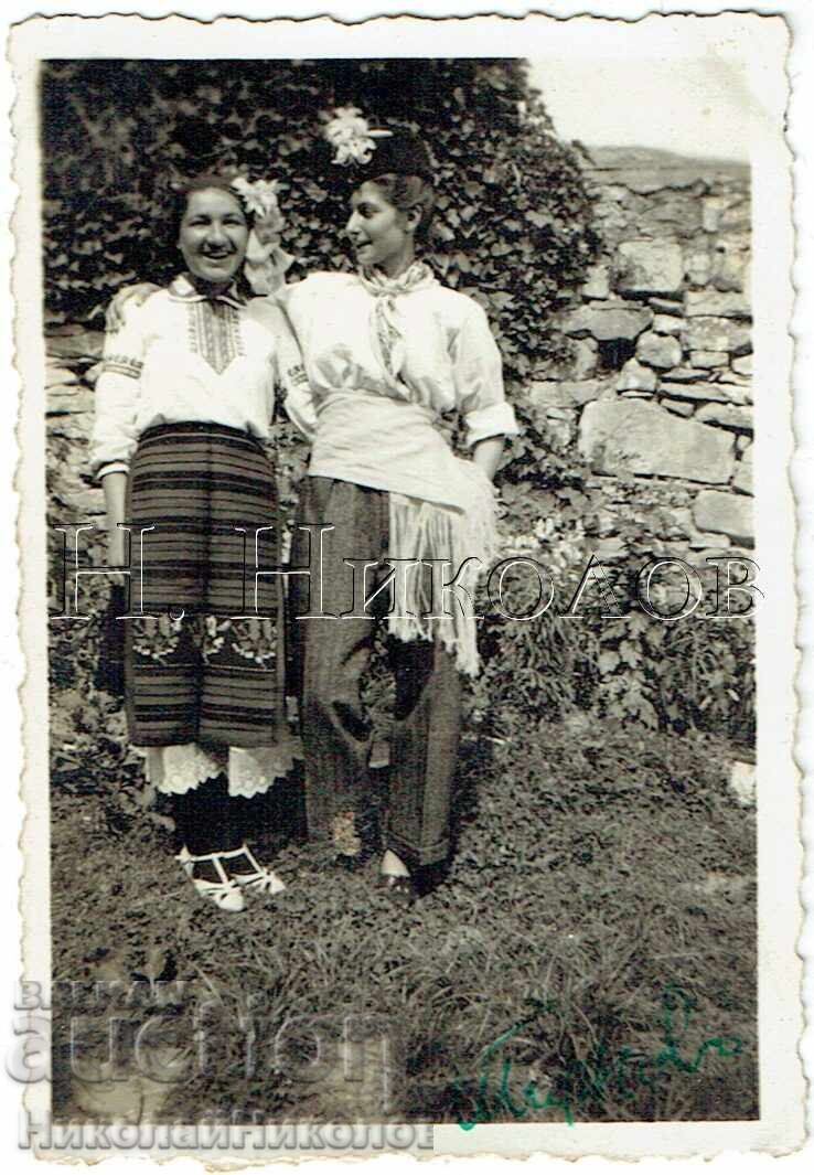 1939 МАЛКА СТАРА СНИМКА В. ТЪРНОВО МЛАДИ ЖЕНИ В НОСИИ Ж183
