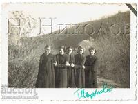 MICĂ FOTOGRAFIE VECHE V. TÂRNOVO GIMNAZISTE LÂNGĂ ȚAREVEȚ F186