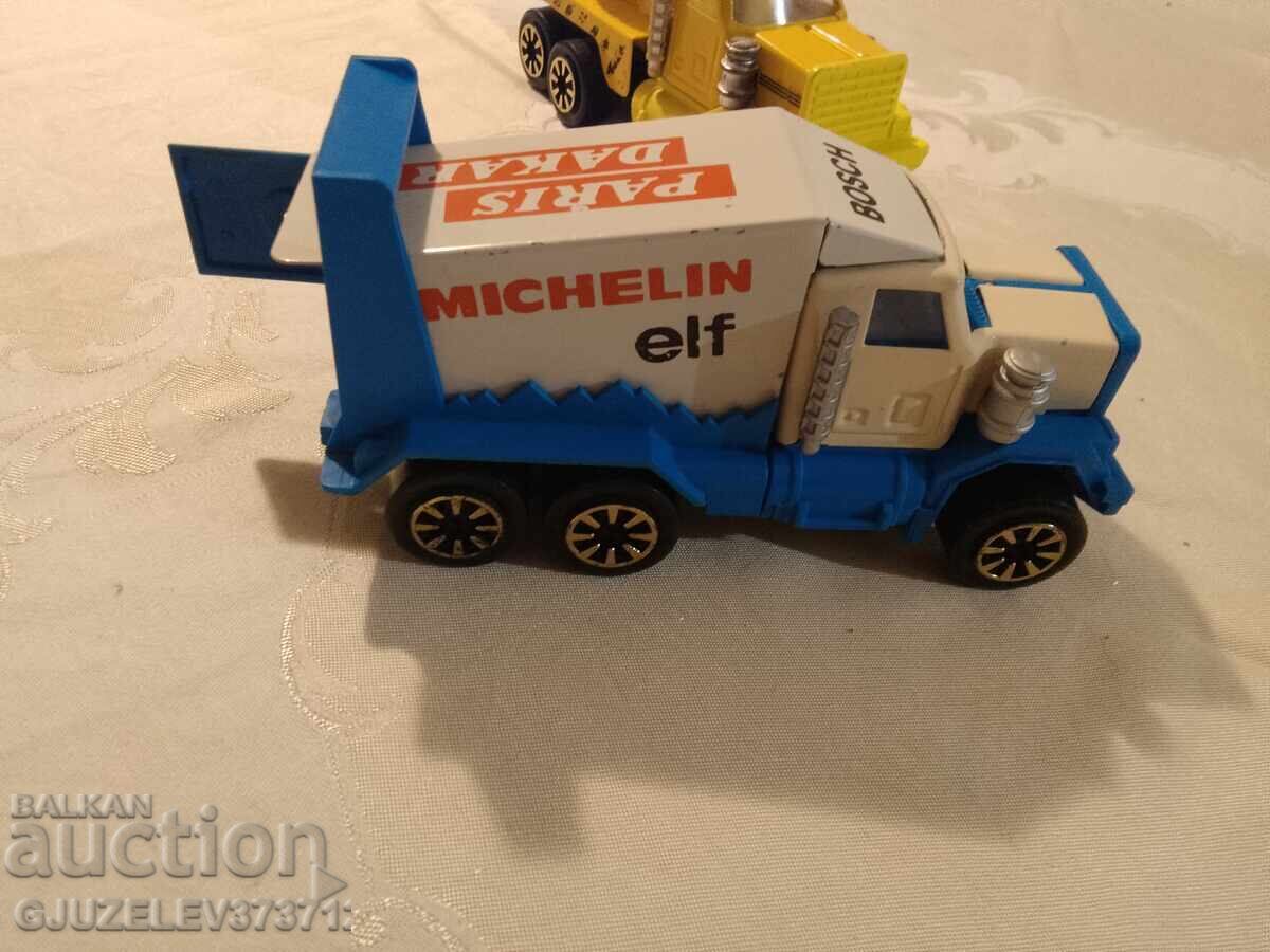 Jucărie camion, care promovează Raliul Paris Dakar, cu logo-uri MI Jucărie camion, care promovează Raliul Paris Dakar, cu logo-uri MI