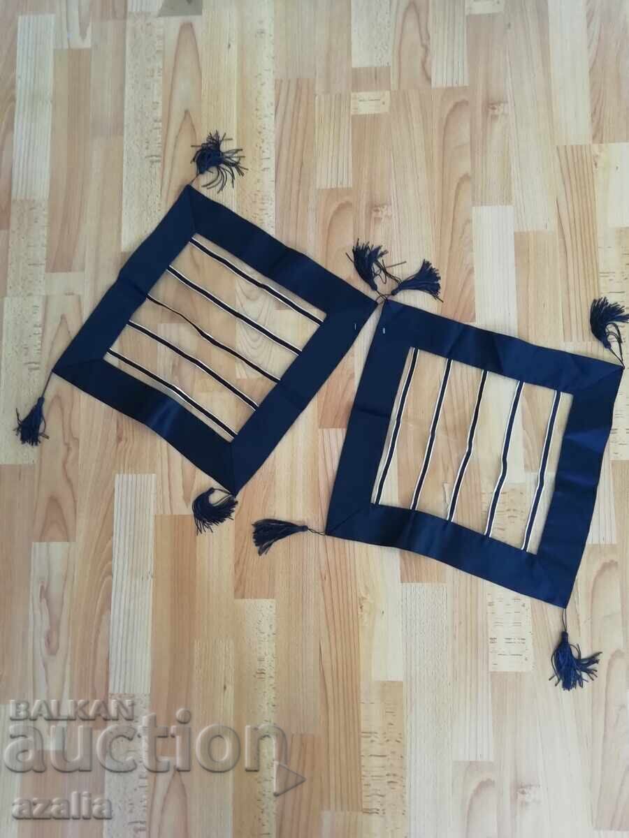 Delivery of Set of tablecloth, runner and 2 placemats in blue and gold Delivery of Set of tablecloth, runner and 2 placemats in blue and gold