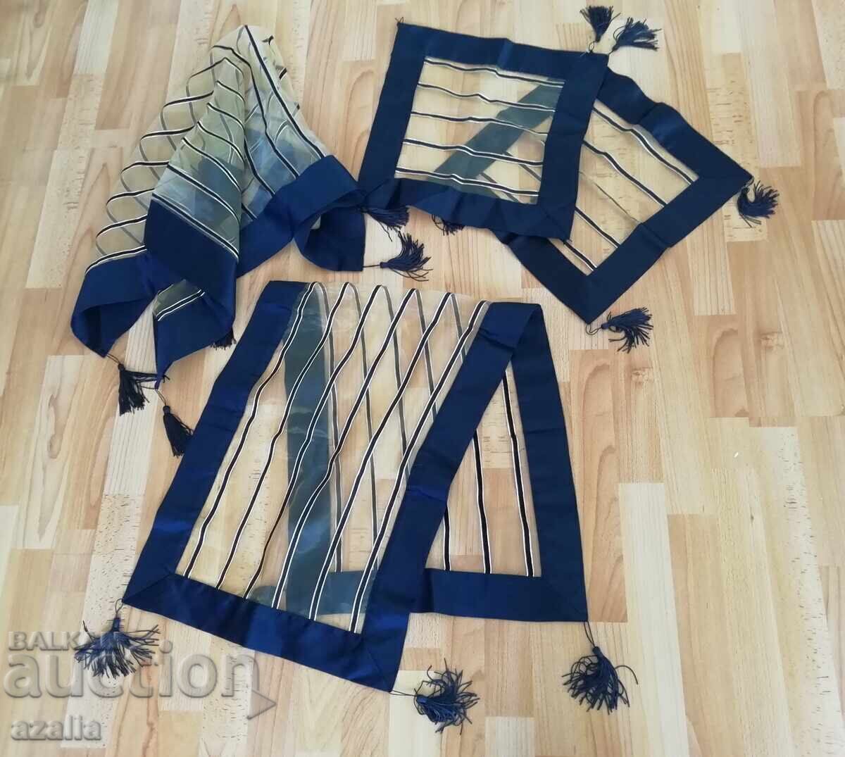 Set of tablecloth, runner and 2 placemats in blue and gold Set of tablecloth, runner and 2 placemats in blue and gold