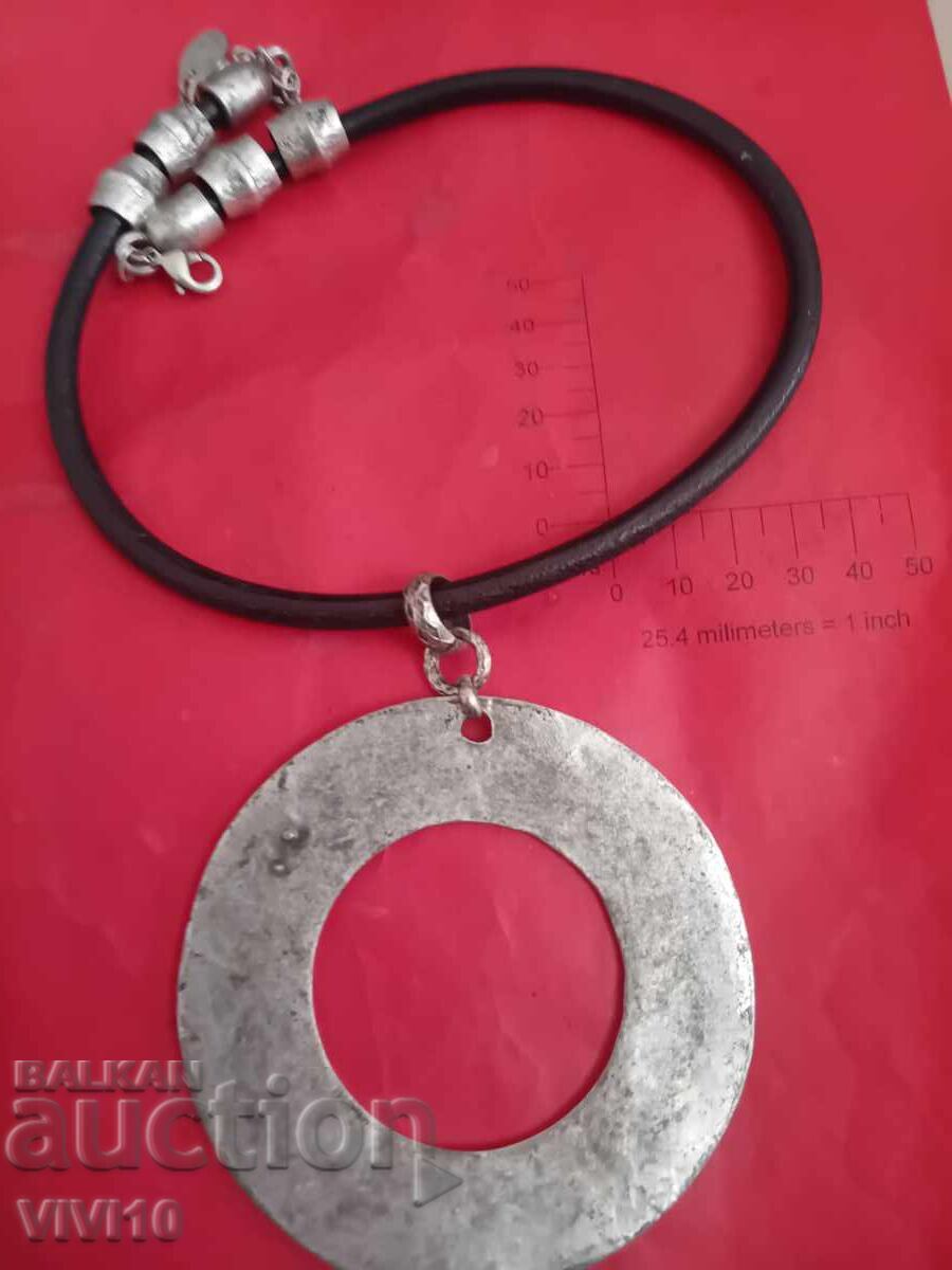 Старинно колие, кожа и метал с цена € 30.00 | 58.67 лв. Старинно колие, кожа и метал с цена € 30.00 | 58.67 лв.