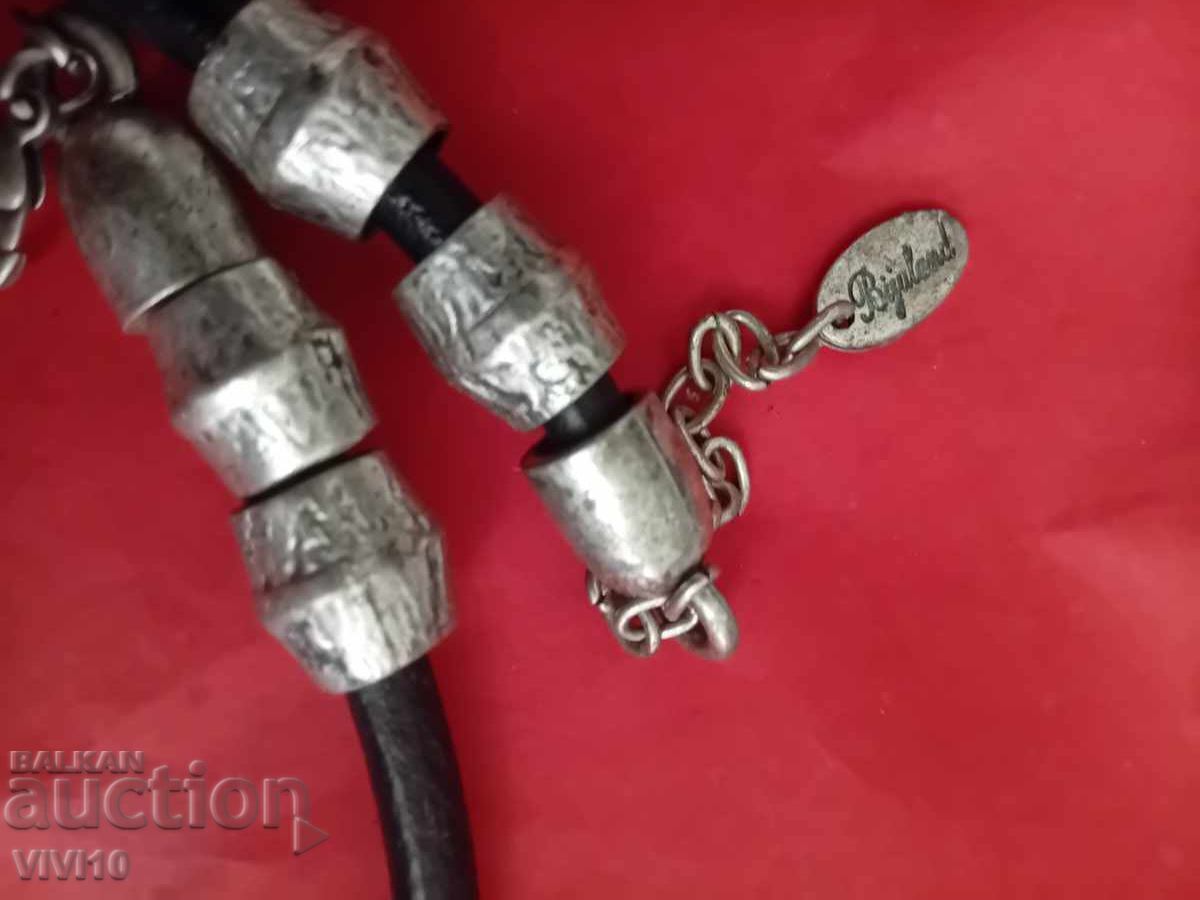 Licitație Colier vechi, piele și metal Licitație Colier vechi, piele și metal