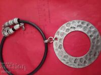 Старинно колие, кожа и метал