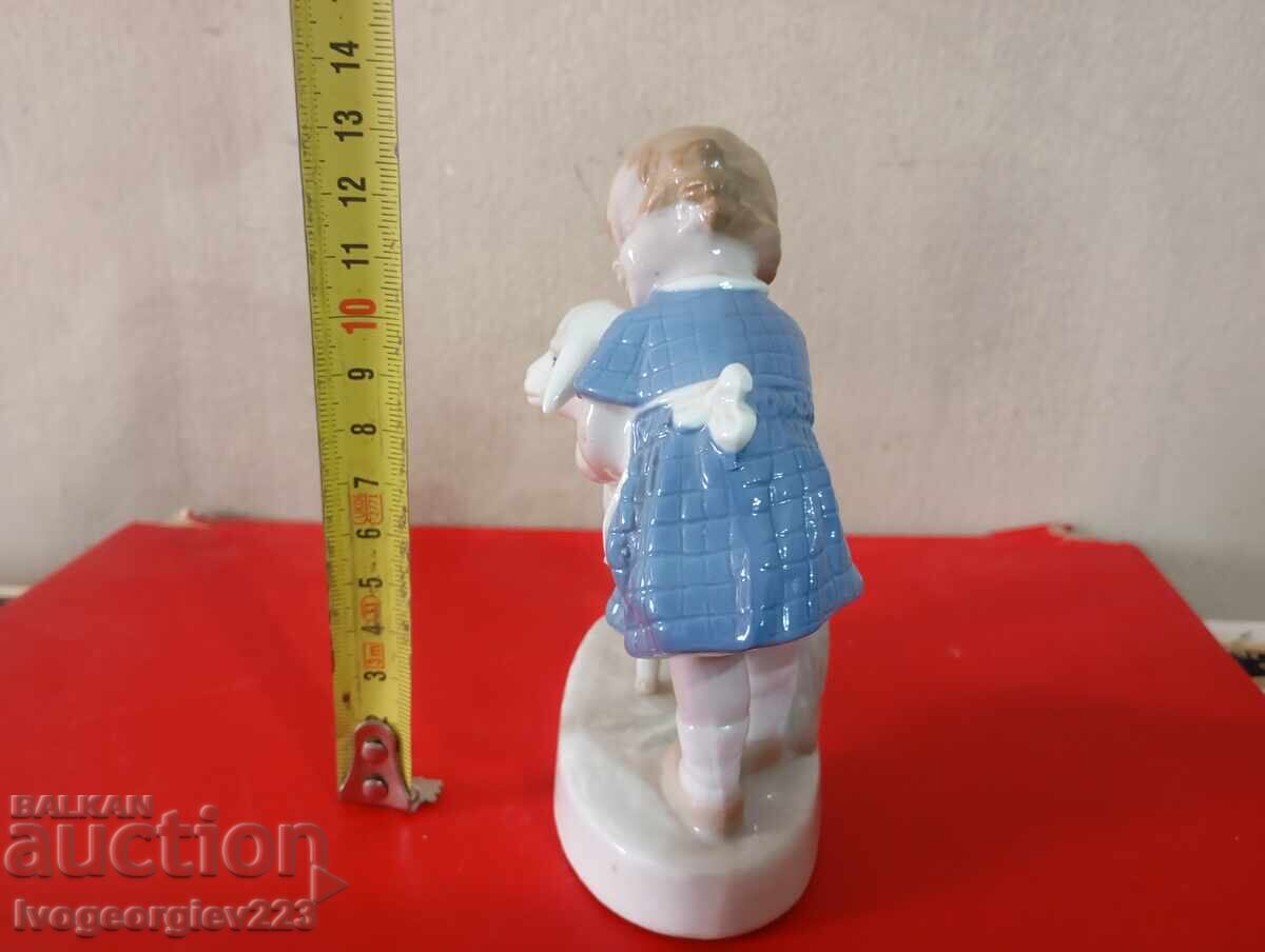 Statuetă din porțelan - fetiță cu miel cu preț € 56.00 | 109.53 BGN