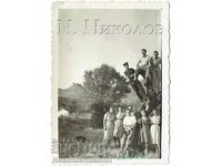 1939 FOTOGRAFIE MICĂ VECHE SLIVEN APROAPE DE POMUL VIEȚII ZH198