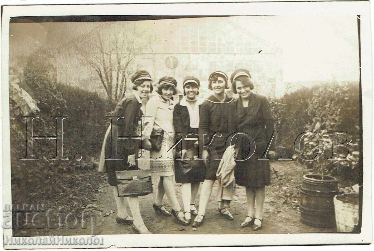 FOTOGRAFIE VECHE CU DOAMNĂ CU PANTOFI LUCIOȘI J214 FOTOGRAFIE VECHE CU DOAMNĂ CU PANTOFI LUCIOȘI J214