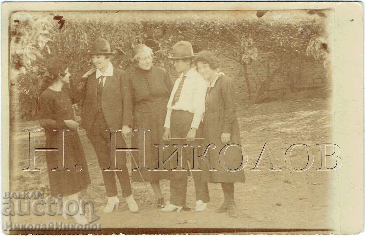 FOTOGRAFIE VECHE CU FEMEIE ÎN HAINĂ BĂRBĂTEASCĂ J216