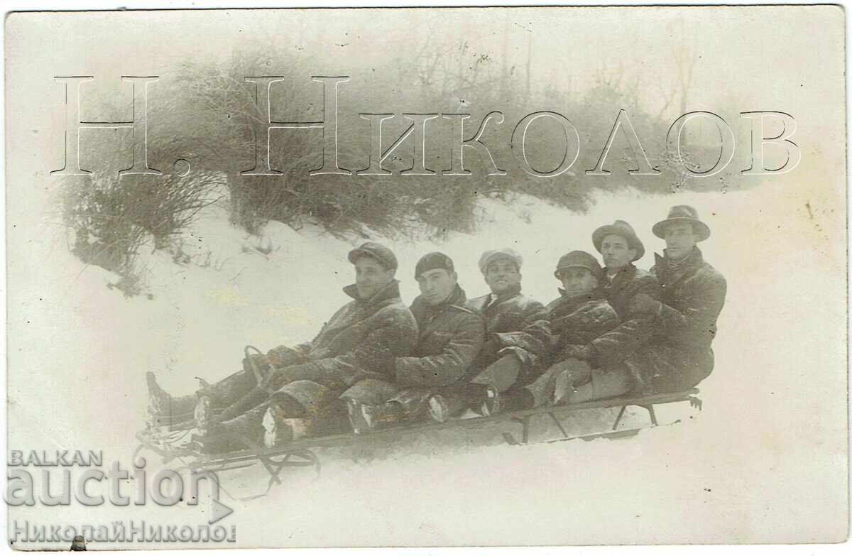 FOTOGRAFIE VECHE BĂRBAȚI TÂNĂR ȘEZÂND PE SĂNII LUNGI J217 FOTOGRAFIE VECHE BĂRBAȚI TÂNĂR ȘEZÂND PE SĂNII LUNGI J217