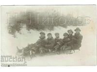 FOTOGRAFIE VECHE BĂRBAȚI TÂNĂR ȘEZÂND PE SĂNII LUNGI J217