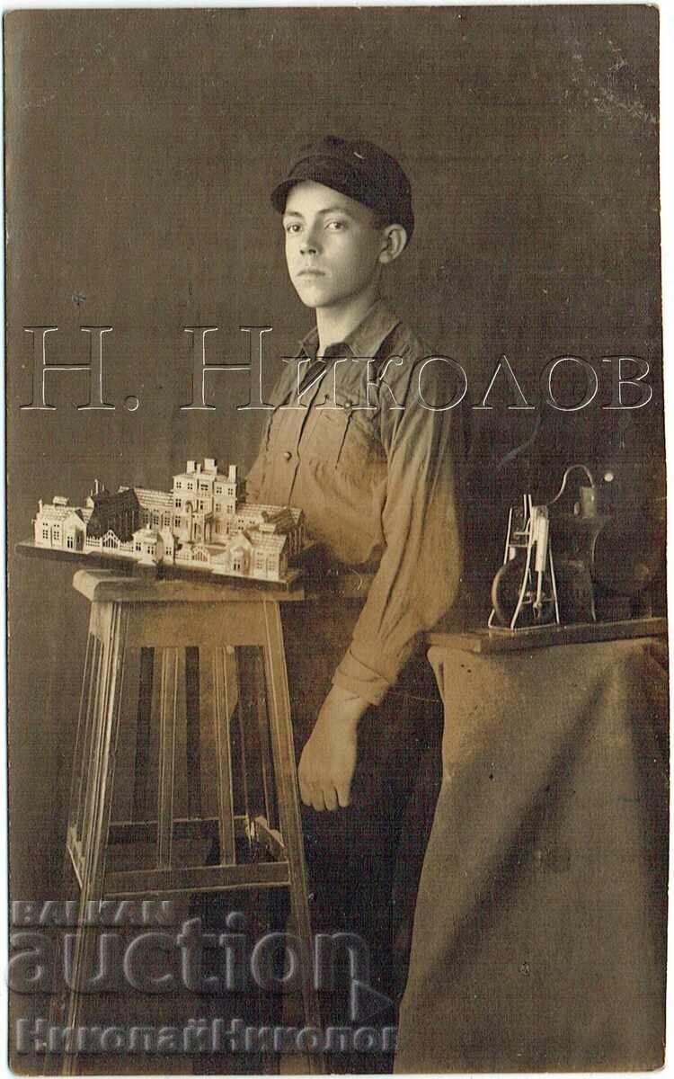 1928 FOTOGRAFIE VECHE PERNIK ELEV CU MACET DIN LEMN AL CLĂDIRII J22 1928 FOTOGRAFIE VECHE PERNIK ELEV CU MACET DIN LEMN AL CLĂDIRII J22
