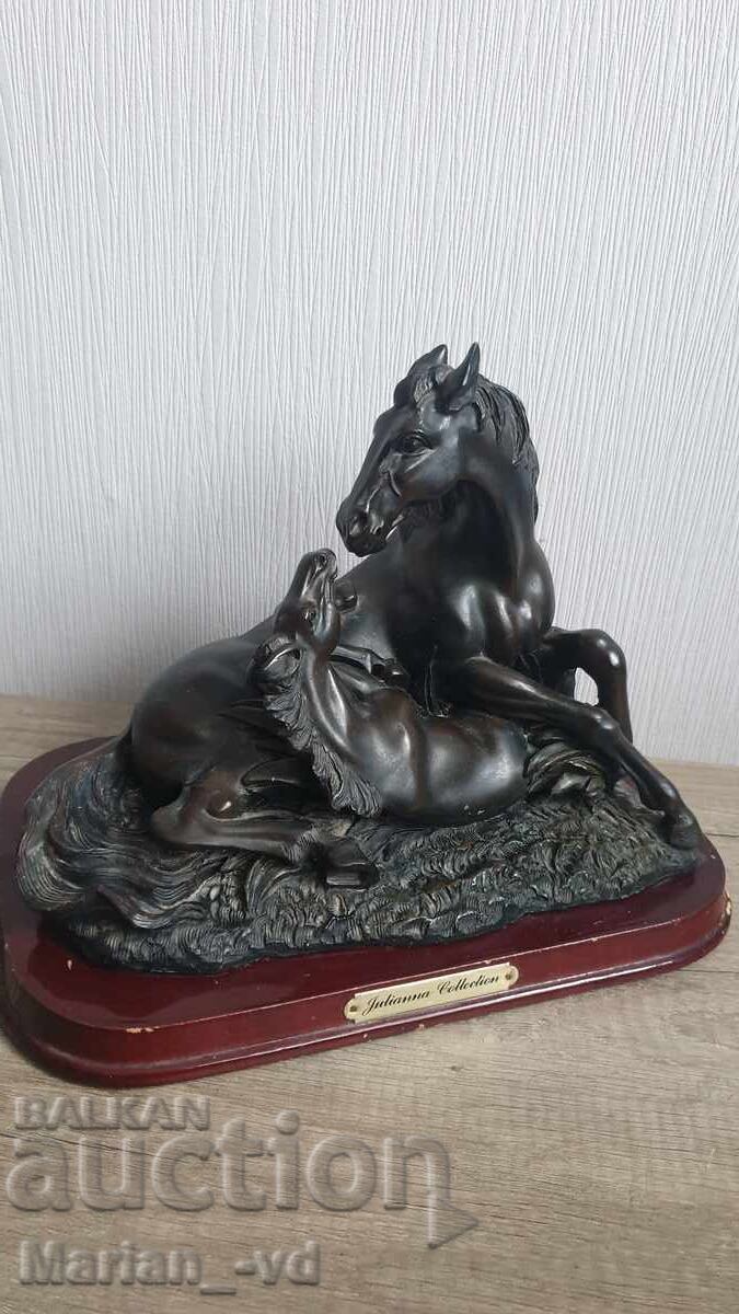 Sculptură vintage cu cal și mânz Sculptură vintage cu cal și mânz