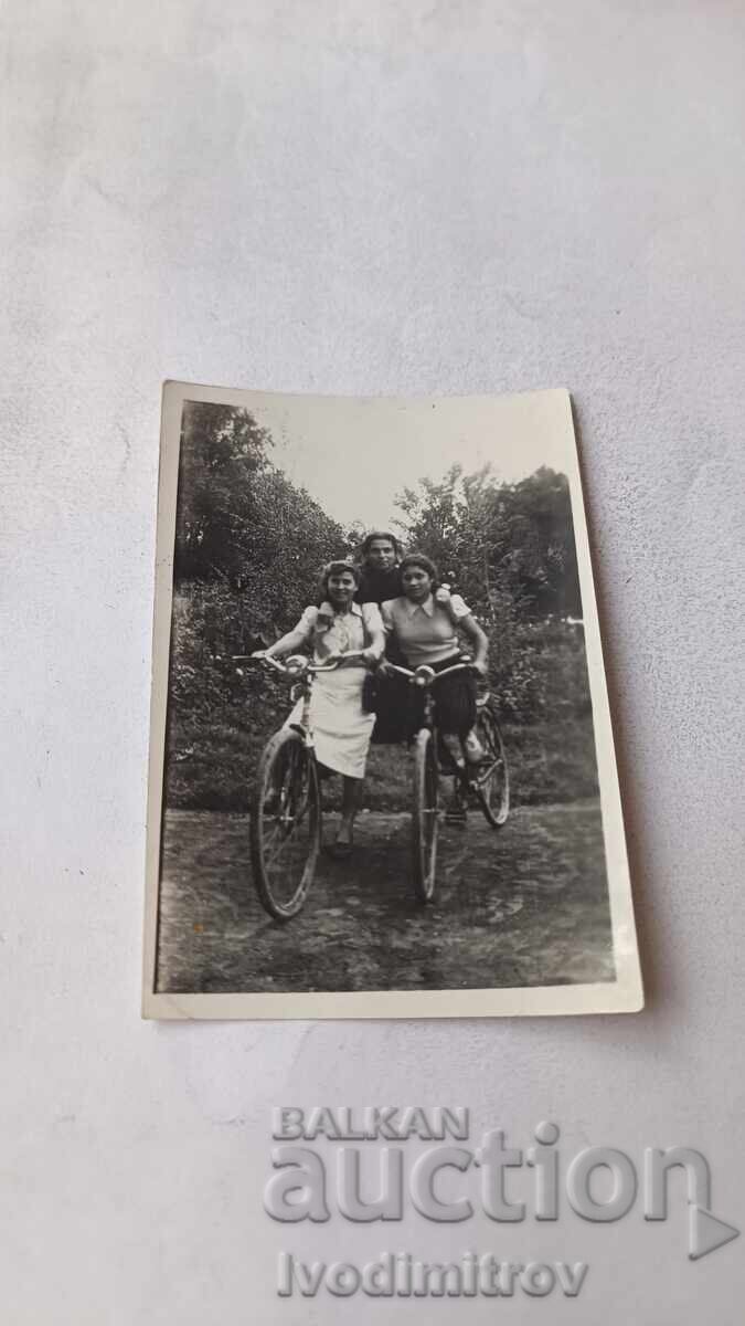 Fotografie Trei fete tinere cu biciclete retro