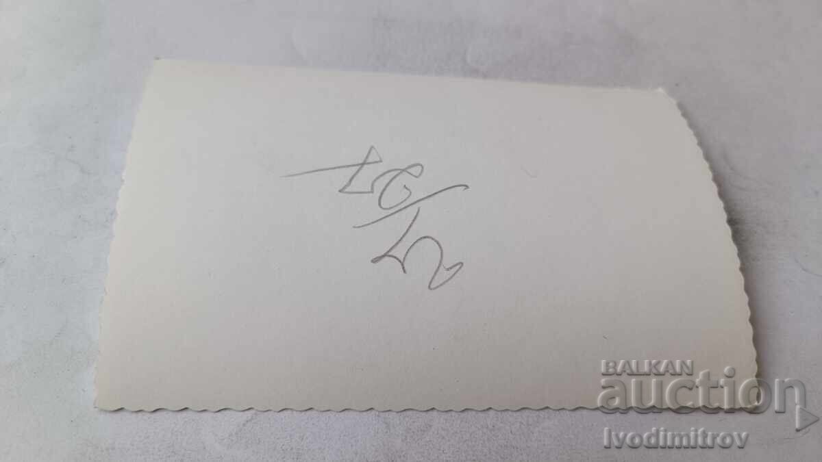 Fotografie Bărbați și femei în fața monumentului de la Șipka cu preț € 0.76 | 1.49 BGN