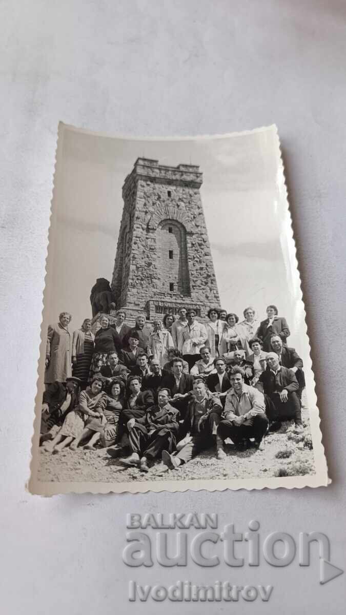 Fotografie Bărbați și femei în fața monumentului de la Șipka