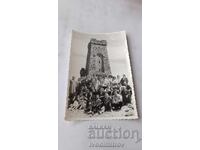 Снимка Мъже и жени пред паметника на Шипка