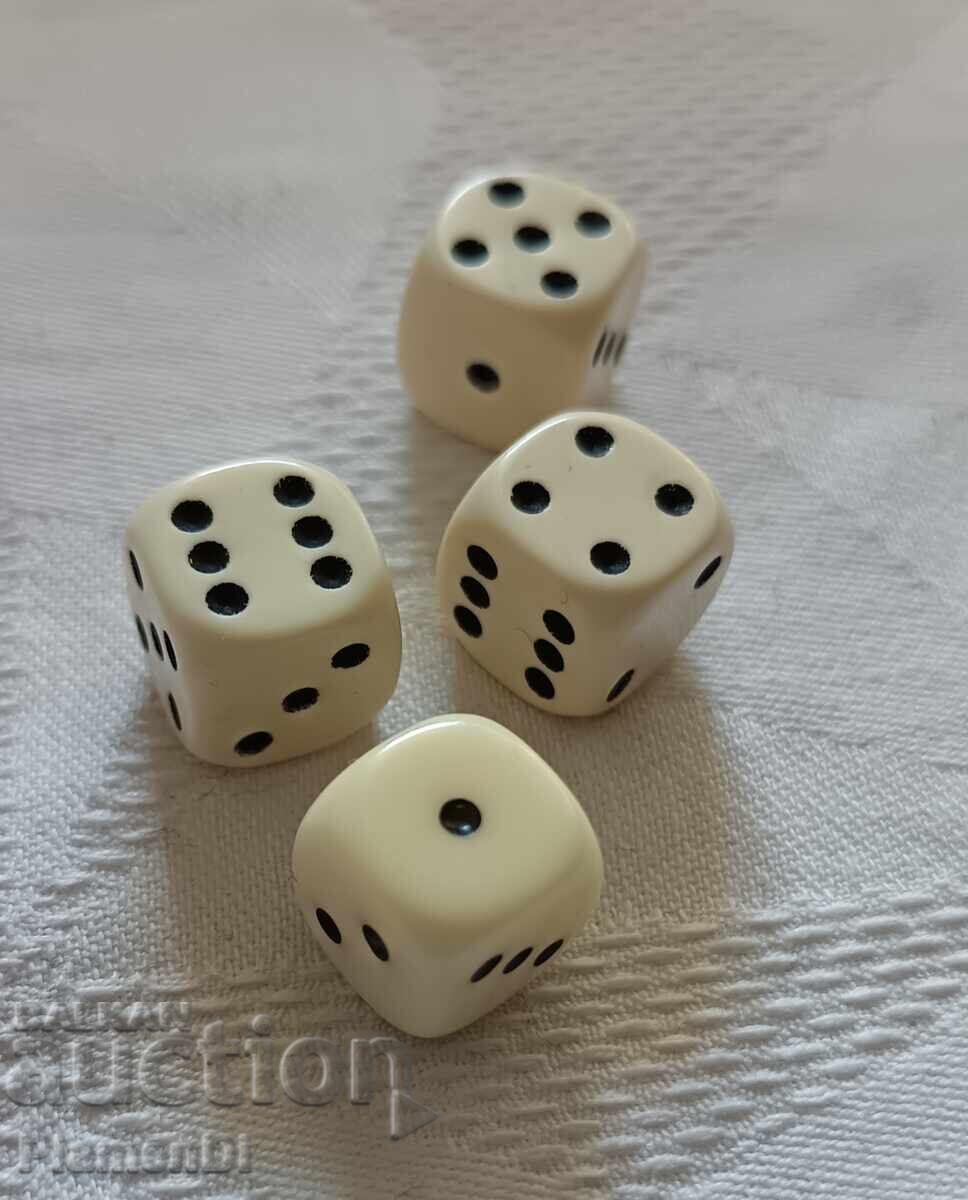 Delivery of Set of 4 medium or small dice