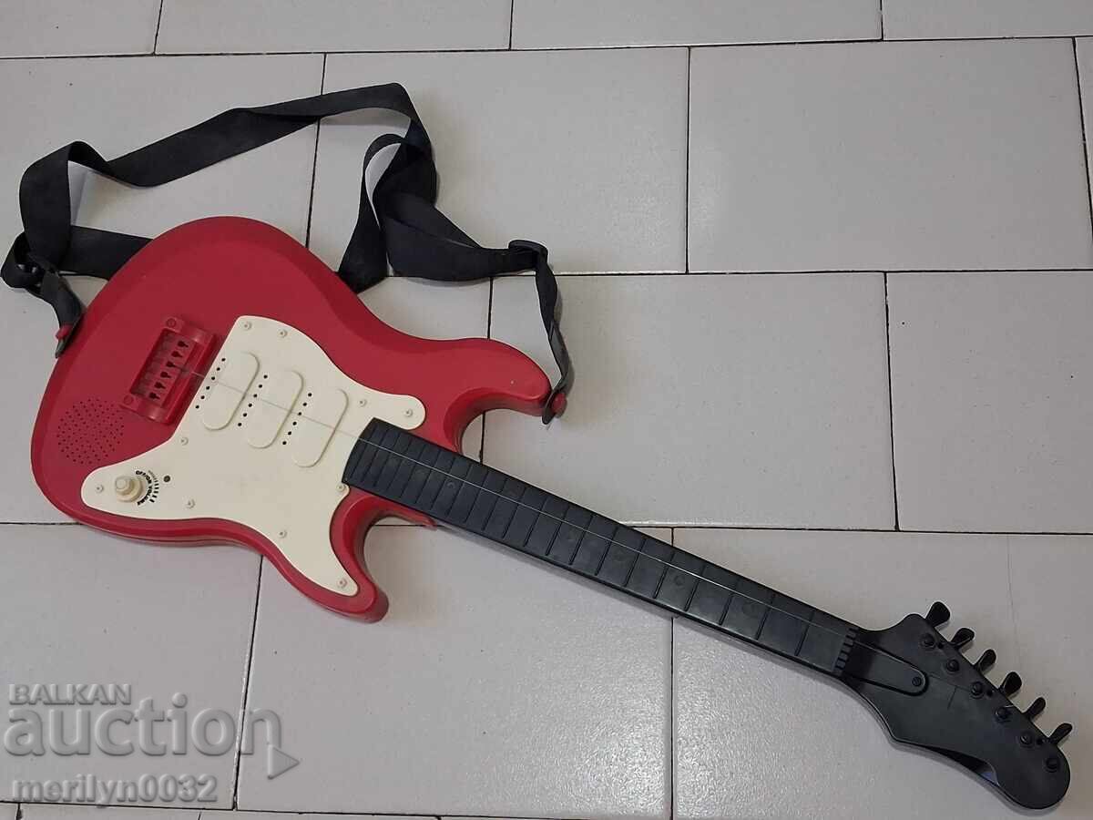 Детска пластмасова играчка китара 80-те год с цена € 44.40 | 86.84 лв.