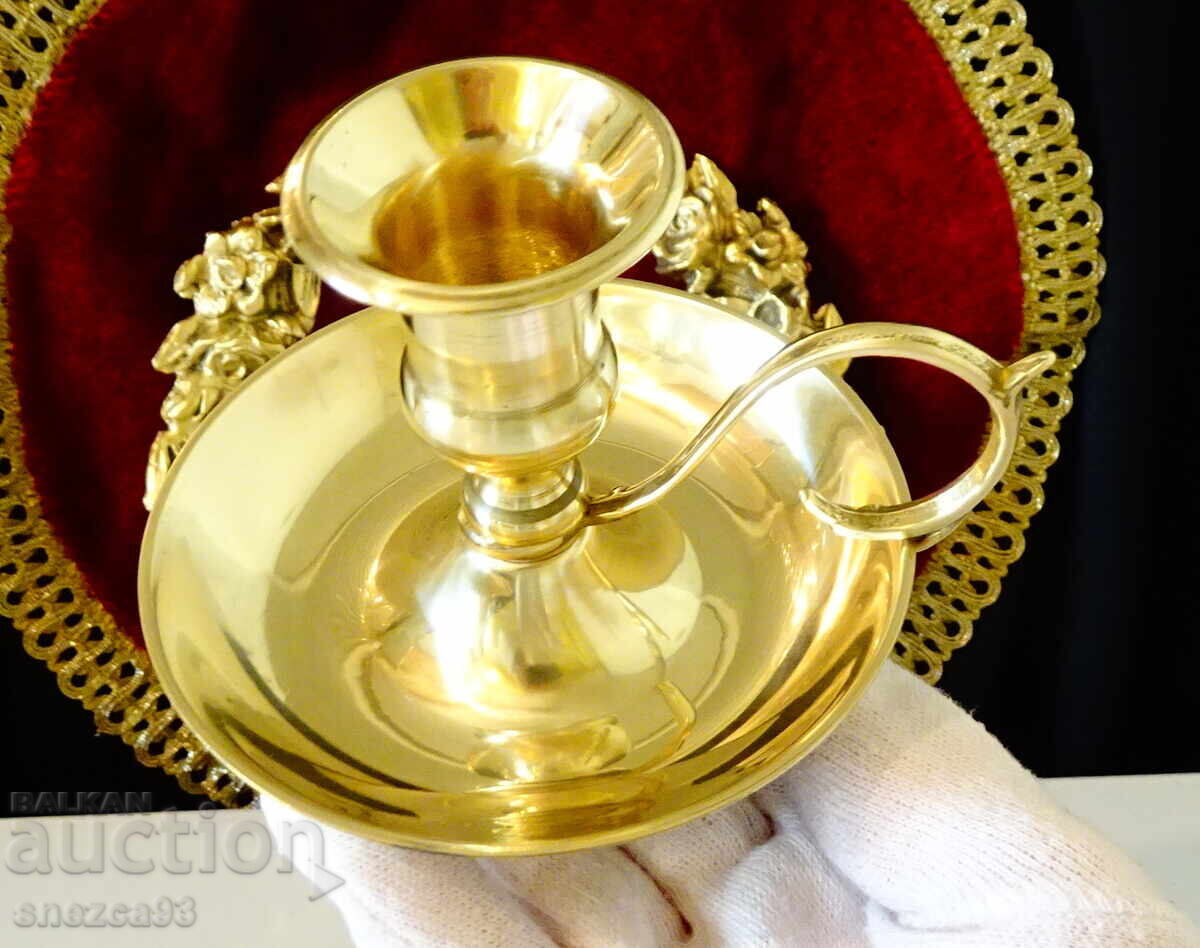 Sfeșnic de bronz cu mâner 380 gr., baroc cu preț € 14.90 | 29.14 BGN