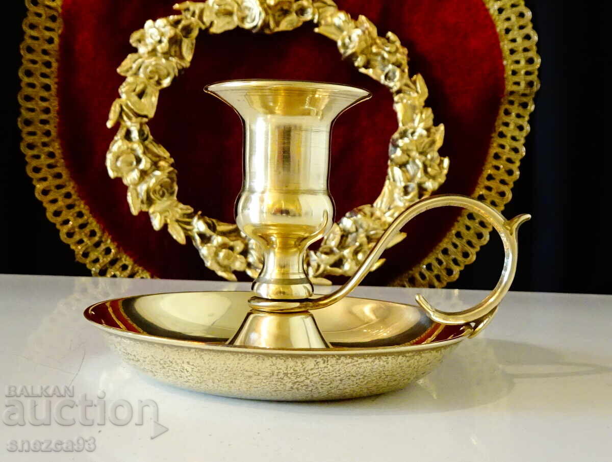 Livrarea Sfeșnic de bronz cu mâner 380 gr., baroc